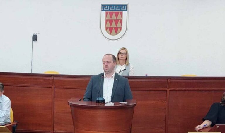 Екс советникот Борче Корлевски за 4 години 700 дена не бил на работа – Цел мандат се „покривал“ со потврди од претседателката на Советот